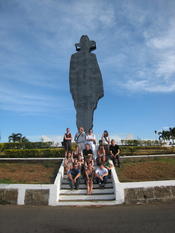 Die Exkursionsgruppe vor der Sandinostatue in Managua