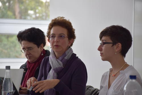 Las profesoras Martha Zapata, Luz Gabriela Arango y una estudiante de la Maestría de Género durante la charla en la UNAL Bogotá. 