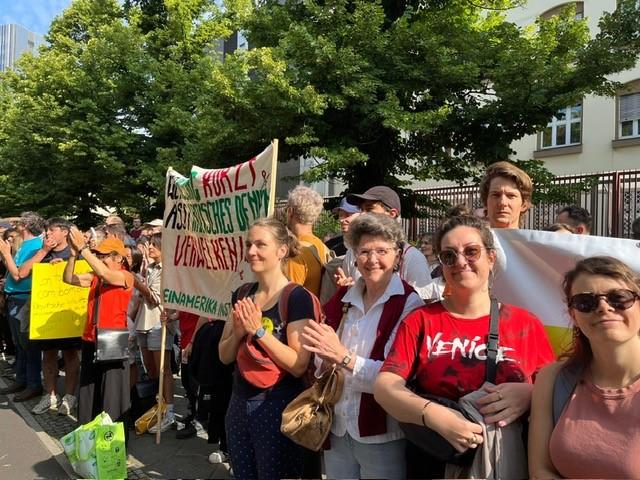 LAI-Mitglieder protestieren gegen die geplanten Kürzungen.