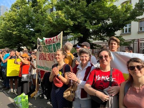 LAI-Mitglieder protestieren gegen die geplanten Kürzungen.