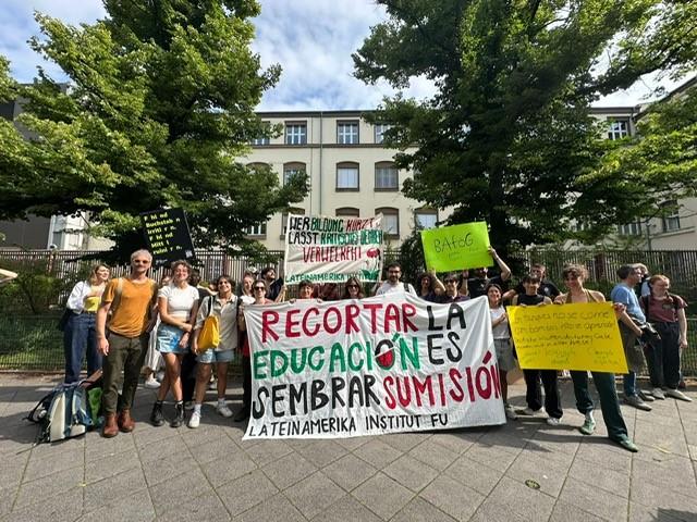 Vertreter*innen der LAI-Gemeinschaft auf der Kundgebung.