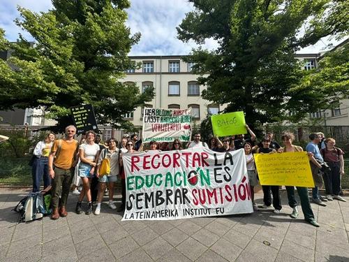 Vertreter*innen der LAI-Gemeinschaft auf der Kundgebung.