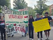LAI-Mitglieder protestieren gegen die geplanten Kürzungen.