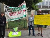 LAI-Mitglieder protestieren gegen die geplanten Kürzungen.