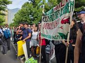 LAI-Mitglieder protestieren gegen die geplanten Kürzungen.