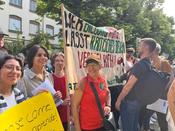 LAI-Mitglieder protestieren gegen die geplanten Kürzungen.