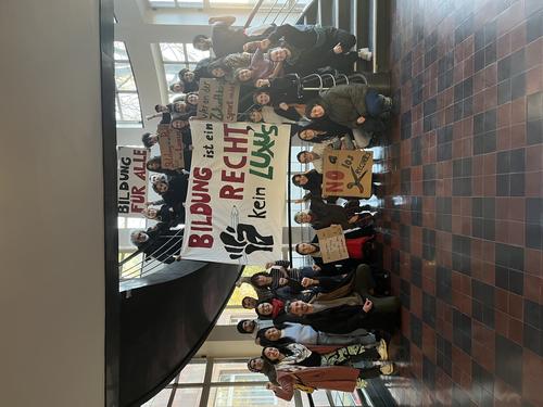 Vorbereitungen auf die Kundgebung im Lateinamerika-Institut am 15.12.2025.