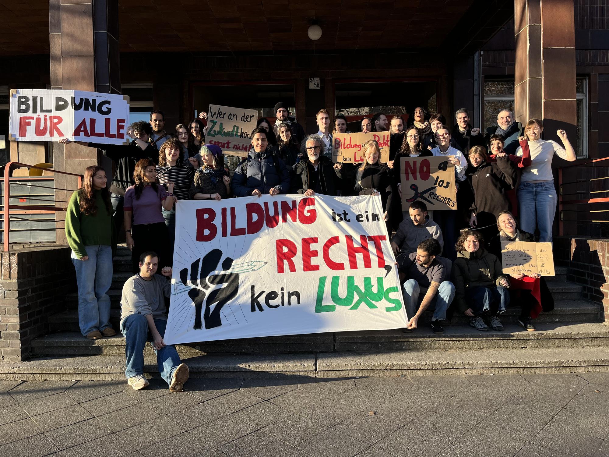 Vorbereitungen auf die Kundgebung im Lateinamerika-Institut am 15.12.2025.