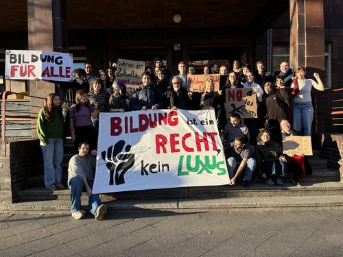 Vorbereitungen auf die Kundgebung im Lateinamerika-Institut am 15.12.2025.