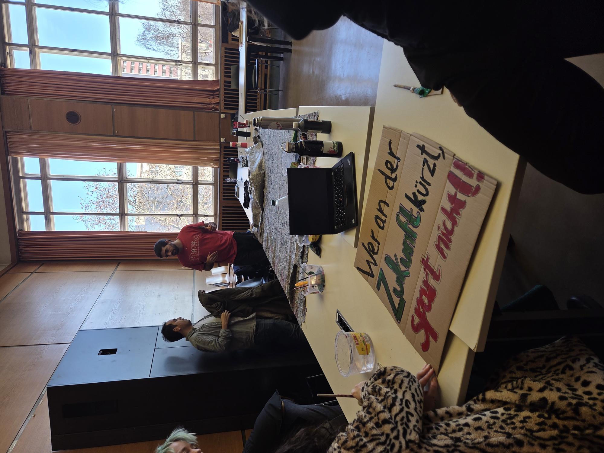 Vorbereitungen auf die Kundgebung im Lateinamerika-Institut am 15.12.2025.