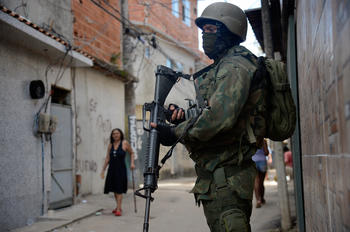 Operação militar na favela Kelson's no Rio de Janeiro