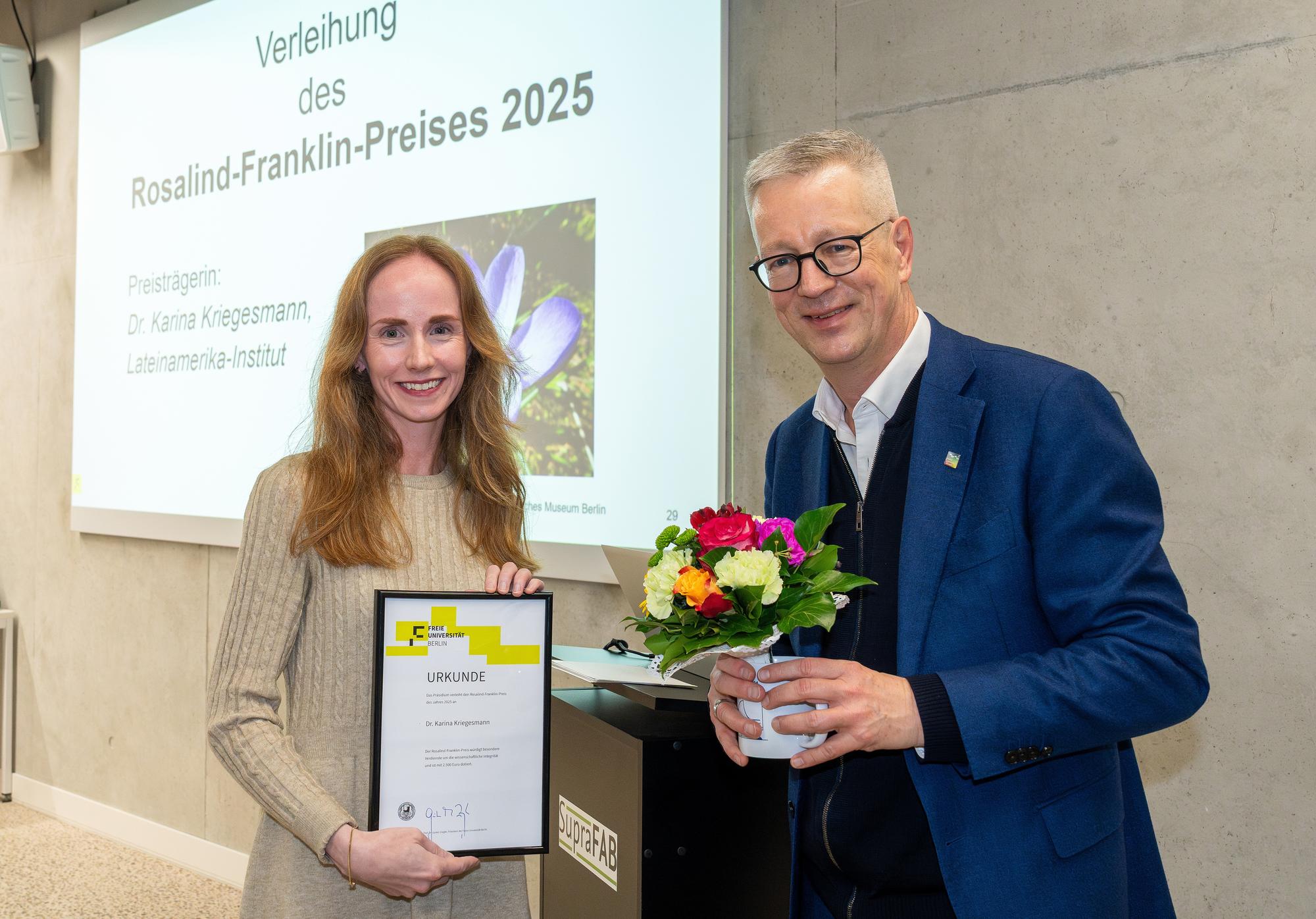 Karina Kriegesmann und Präsident Günter M. Ziegler bei der Preisverleihung