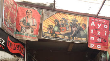 Plakate des Consejo Indígena de Gobierno in einem zapatistischen Zentrum in Mexiko-Stadt