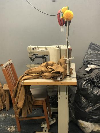 Ein Arbeitsplatz in einer Textilwerkstatt von bolivianischen Migrant*innen in Buenos Aires