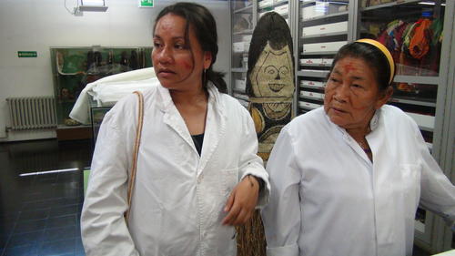 Diana Guzmán y María Morera inspeccionan la bodega del Museo Etnológico de Berlín (julio de 2014). Captura de pantalla de Sleeping Objects