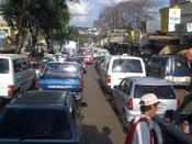 Der Weg zur Grenze, Autoschlange in Ciudad del Este auf dem Weg nach Brasilien (Foto: Jelena Kaifenheim)