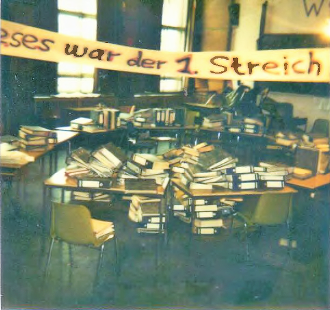 Verwüstung des Hörsaals 201 mit Akten aus dem Verwaltungsbüro Ende der 1980er-Jahre.