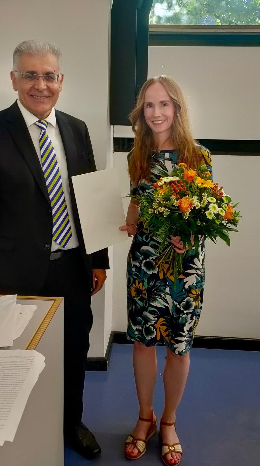 Dekan Prof. Talay und Karina Kriegesmann bei der Preisverleihung.
