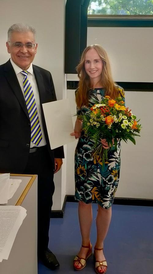 Dekan Prof. Talay und Karina Kriegesmann bei der Preisverleihung.