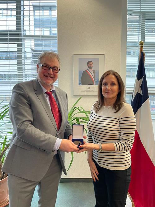 Die Botschafterin der Republik Chile, Magdalena Atria, überreicht Stefan Rinke stellvertretend für das LAI die Medaille.