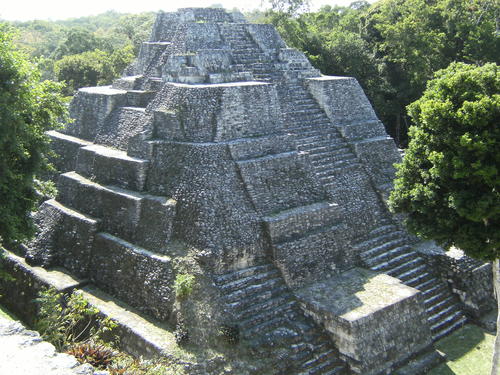 Yaxha, Pyramide