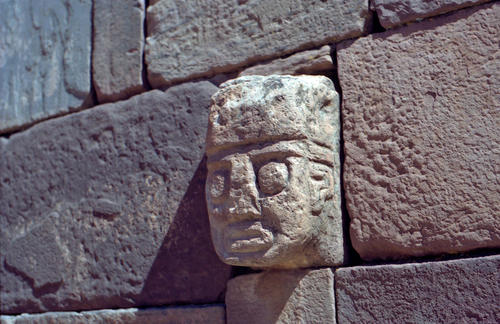 Tiwanaku, abgesenkter Tempel Kopfskulptur