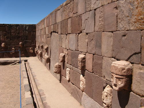 Tiwanaku, abgesenkter Tempel Kopfskulpturen