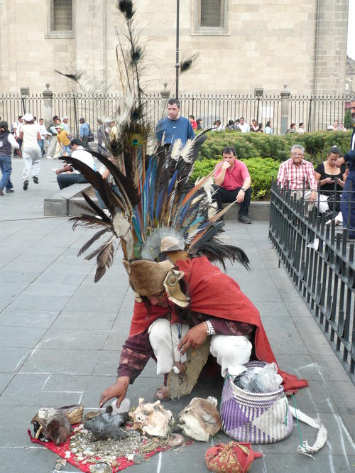 Indigener Händler als Azteke in Mexiko Stadt