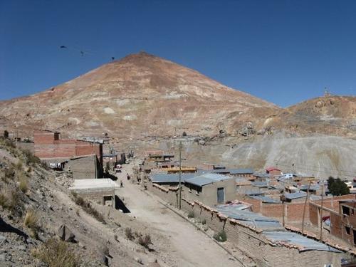 Potosí in Bolivien mit dem Cerro Rico im Hintergrund