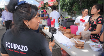 Eine Internetradio-Reporterin berichtet auf zapotekisch von der food sale in Los Angeles