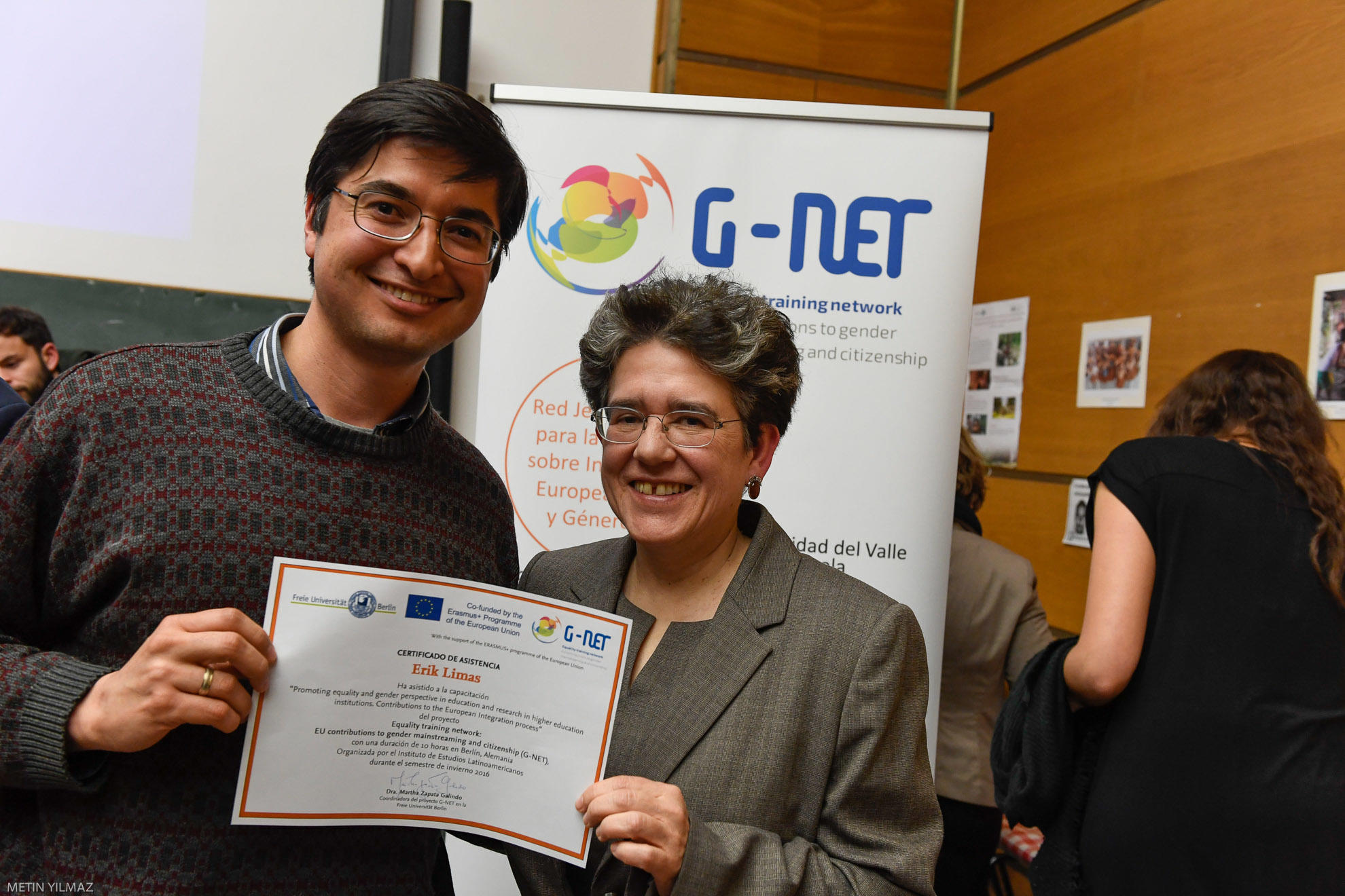 On behalf of the network G-NET Berlin Dr. Martha Zapata Galindo awarded the participants of the workshops.