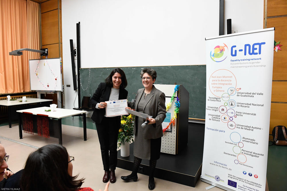 Entrega de certificados a los/las participantes de los talleres ofrecidos por la red G-NET en Berlín en el año 2016.