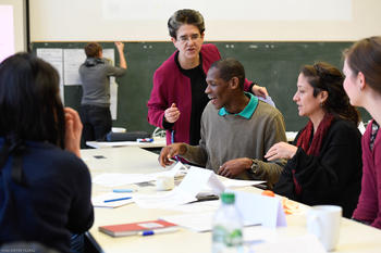 Participantes del taller "Cómo diseñar políticas y proyectos con perspectiva de género" discutiendo sus resultados.