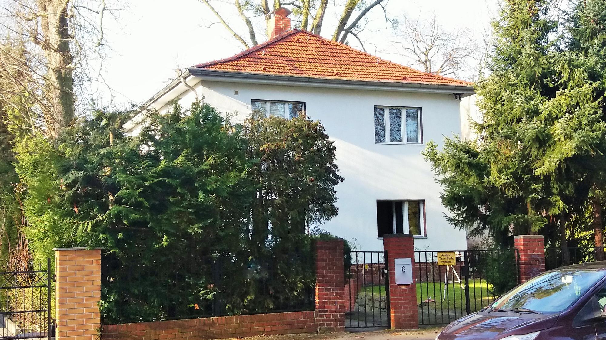 El Consejo del Instituto de Estudios Latinoamericanos se constituyó en junio de 1970 en la calle Brucknerstraße 6 de Berlín-Lankwitz y celebró allí sus reuniones durante unos nueve meses.