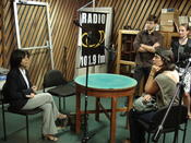 Bei "Radio-U", zusammen mit der Leiterin, Pablo Hernández, Stefanie Kron und Claudia Díaz (von links nach rechts)