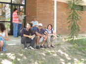 Auf dem Campus der UCR in Liberia, Guanacaste: Jan Wörlein, Victor Hugo und Marianne Braig (von links nach rechts)