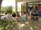 ExkursionsteilnehmerInnen während einer Pause auf dem Campus der UCR in Liberia, Guanacaste