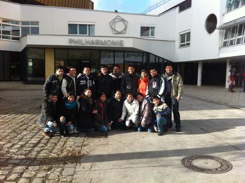 Das Ensemble vor der Berliner Philharmonie