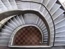 Essa imagem representa o Instituto de Estudos Latino-Americanos em movimento: a escada no estilo Bauhaus no edifício principal na Rüdesheimer Straße.