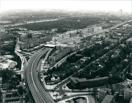 Vista aérea do edifício do Instituto de Estudos Latino-Americanos na praça Breitenbachplatz durante a década de 1980.