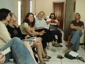 Podiumsdiskussion im alternativen Medienzentrum von "Voces Nuestras" mit VertreterInnen von Migranten- und Umweltorganisationen sowie JournalistInnen und SozialwissenschaftlerInnen