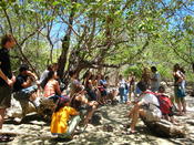 Die Exkursionsgruppe am Strand des touristischen Großprojektes "Polo Papagayo"