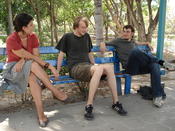 Claudia Díaz, Jan Ullrich und Jan Wörlein machen Pause auf dem Campus der UCR in Liberia, Guanacaste