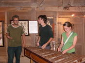 Martin Schmalzbauer, Jan Wörlein und Claudia Jaekel üben sich im Marimba-Spiel in den Ausstellungsräumen der Hacienda