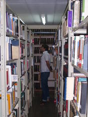 Pablo Hernández in der Bibliothek des IHNCA