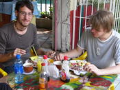 Jan Wörlein und Matthias Schreiber beim Frühstück in unserer Jugendherberge in Managua