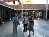 Marianne Braig, Margarita Vannini und Sophia Dömling (von links nach rechts) im Konvent in Granada