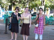 Susanne Buhr, Tabea Behnisch und Mayarí Hengstermann im Zentrum von Granada