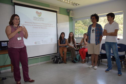 Die Professorin Ruth López Oseira erklärt gemeinsam mit ihren Studierenden das Forschungsprojekt ihres Semilleros.