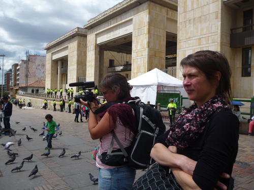 Hanna Thiesing y la docenta Dra. Kristina Dietz delante del palacio de justicia en Bogotá.